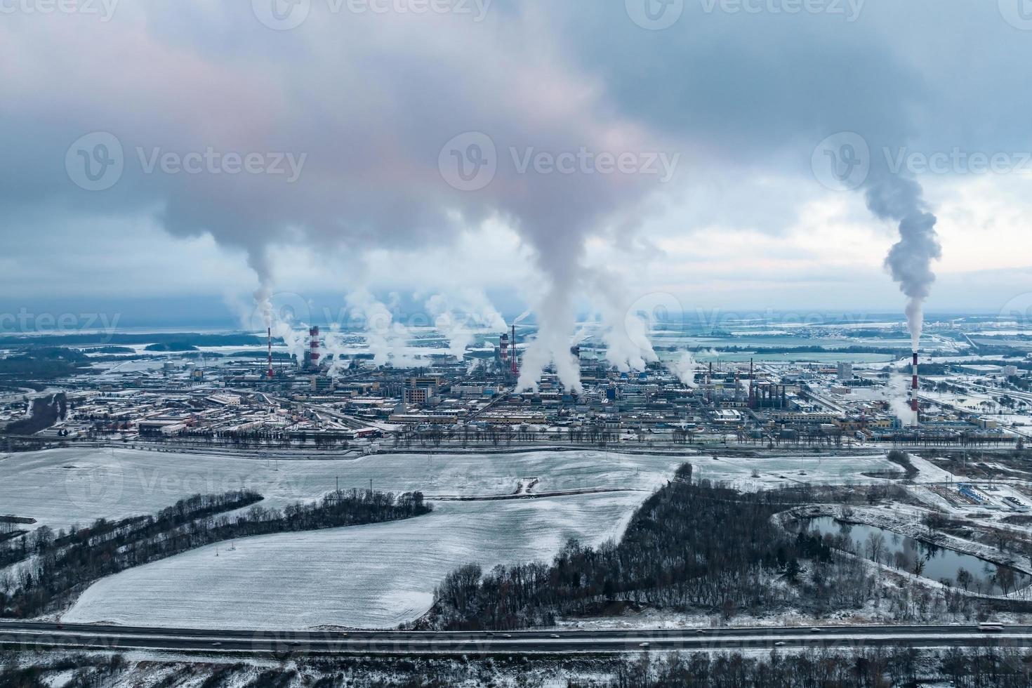 vinter- antenn panorama- se på rök av rör av kemisk företag växt. industriell landskap miljö- förorening avfall växt. luft förorening begrepp. foto