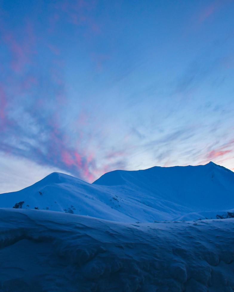 panorama- se av skön vinter- sagoland berg landskap med lila rosa solnedgång bakgrund i de alperna. majestätisk kväll ljus på solnedgång foto