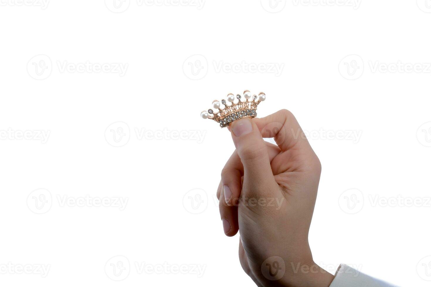 gyllene Färg krona med pärlor i hand foto