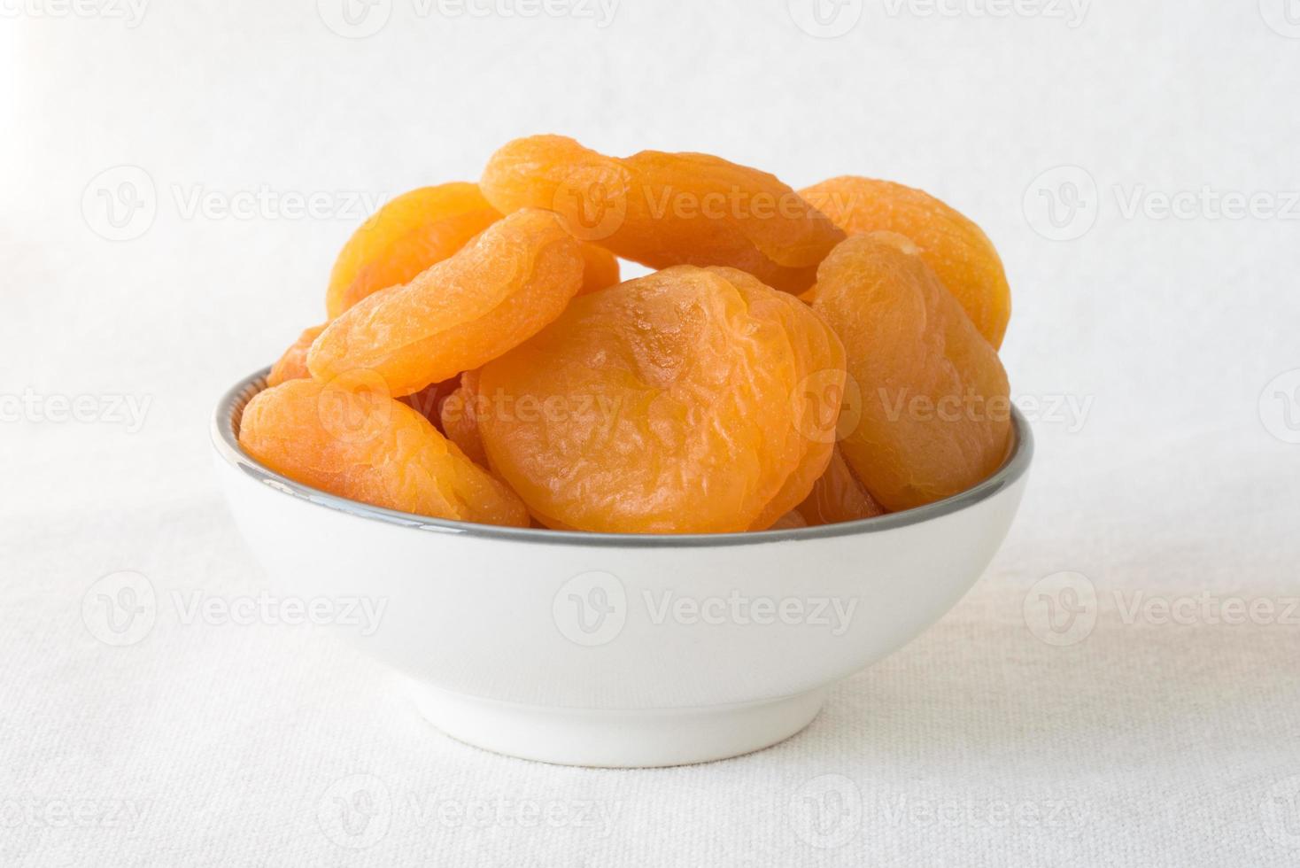 torkade aprikoser i en skål foto