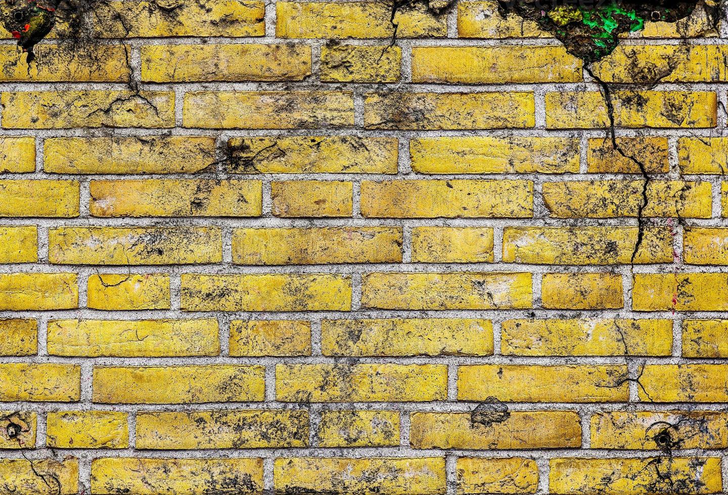 detaljerad stänga upp se på mycket gammal och riden tegel väggar med sprickor foto