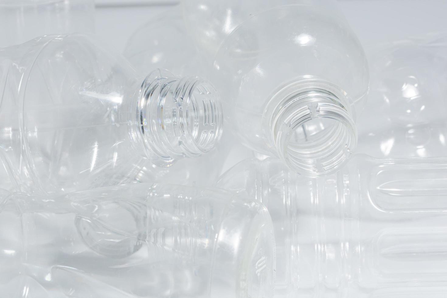 tomma plastflaskor på vit bakgrund foto