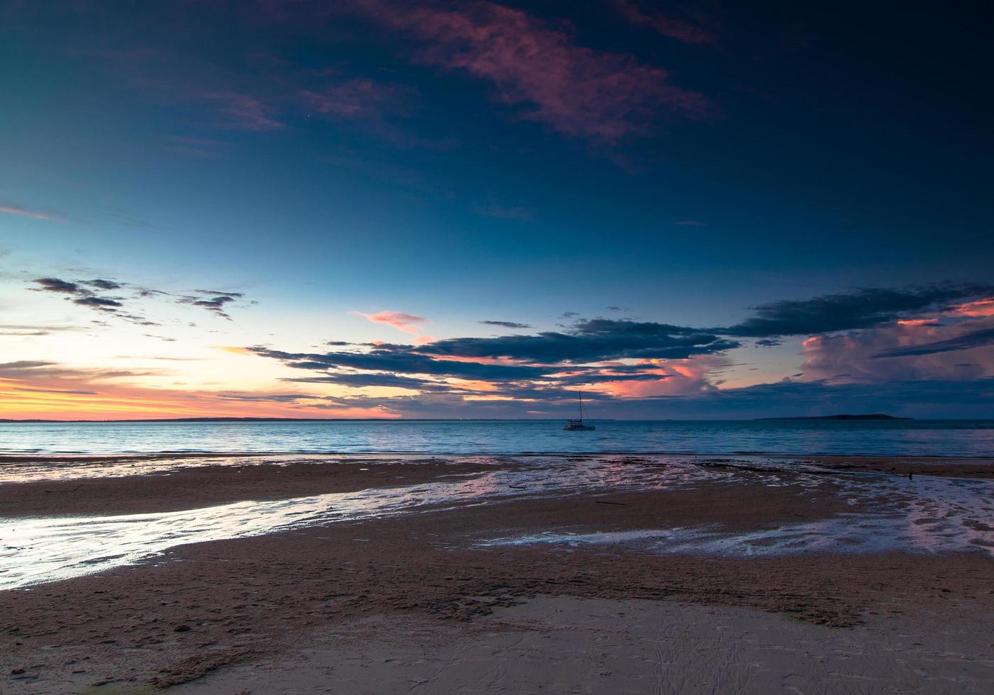 lång exponering av en solnedgång över havet foto