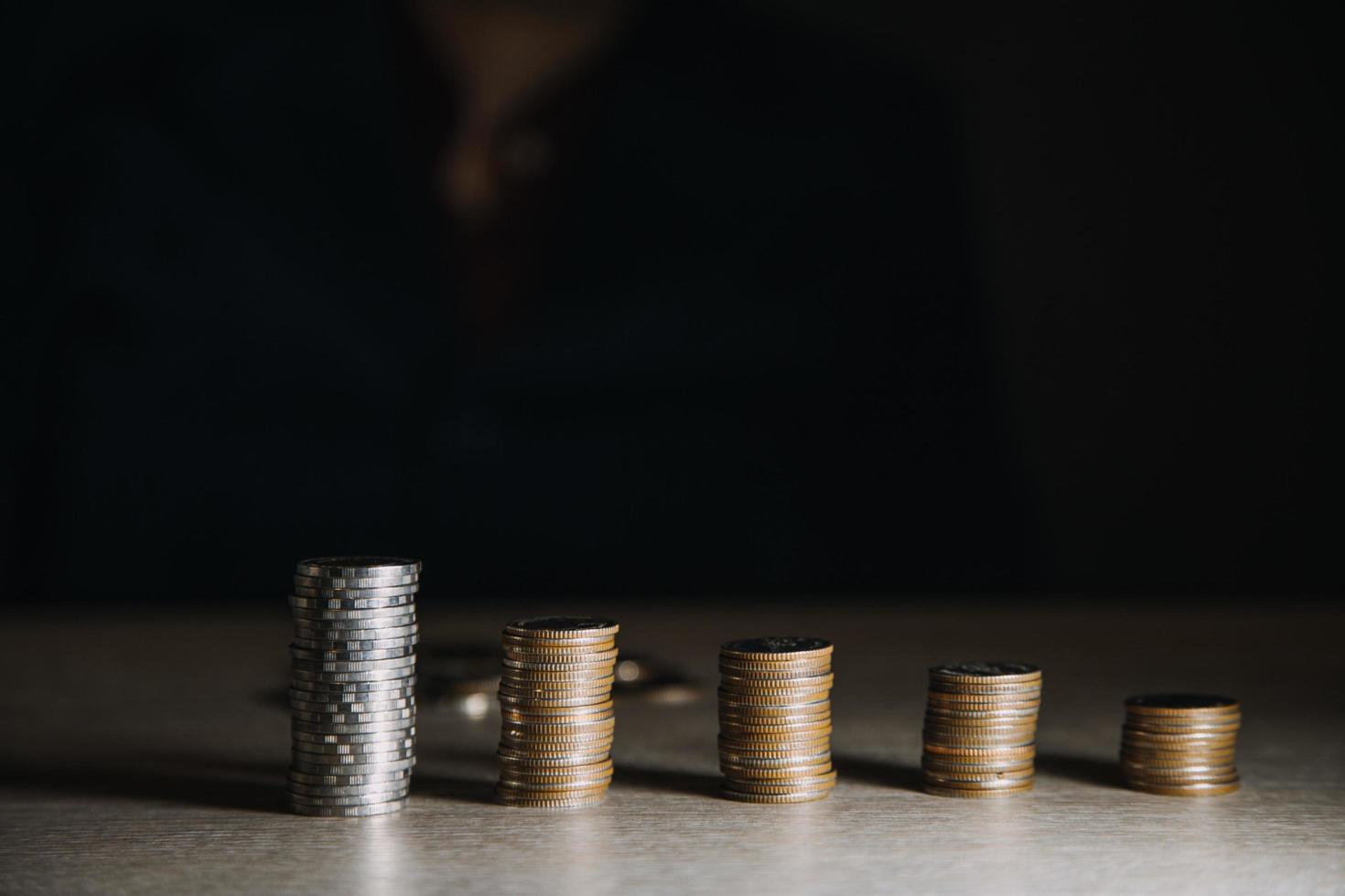 företag bokföring med sparande pengar med hand sätta mynt i kanna glas begrepp finansiell foto