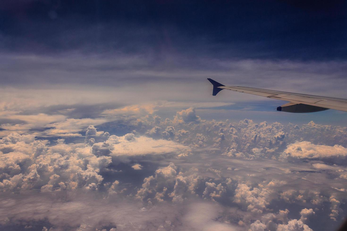 utsikt över himlen under flygning foto