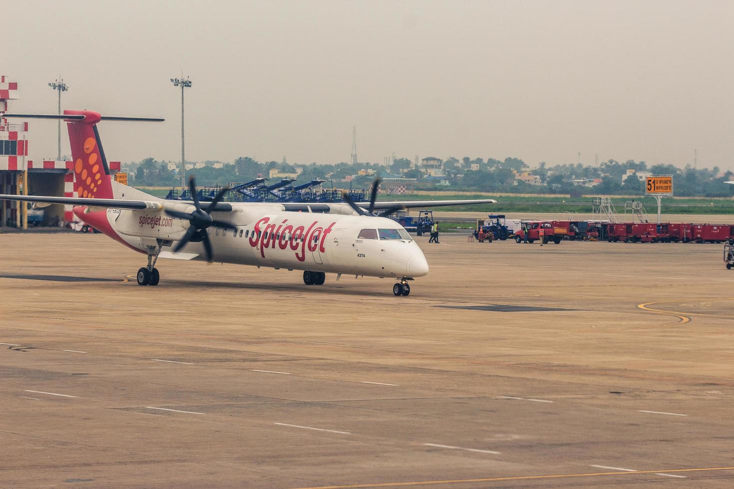 mumbai, indien, 2020 - flygplan på en landningsbana foto