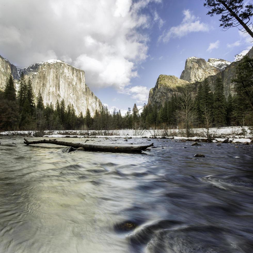 lång exponering flodlandskap i Yosemite Valley foto