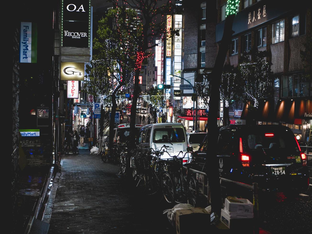 Osaka, Japan, 2018-turister går på de livliga stadens gator på natten foto