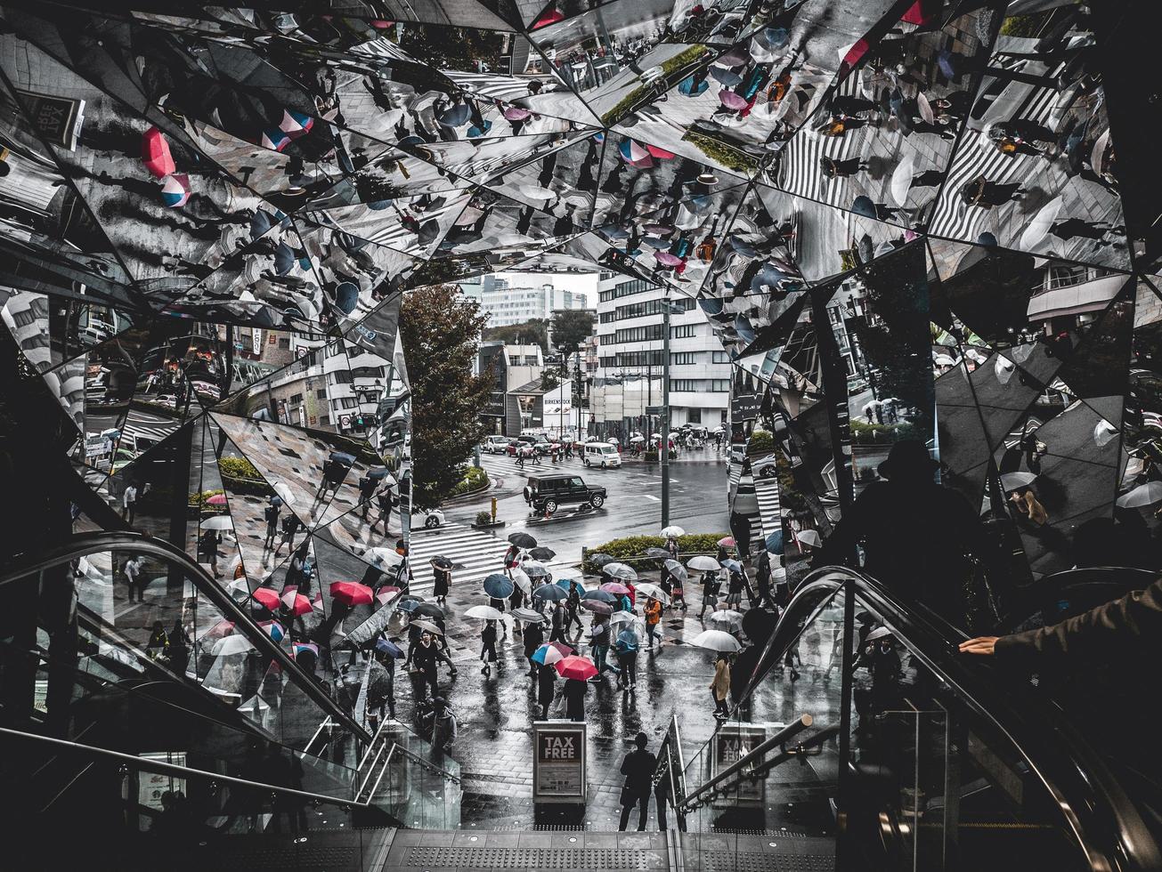 tokyo, japan, 2018-turister lämnar speglad rulltrappa till upptagen gata foto