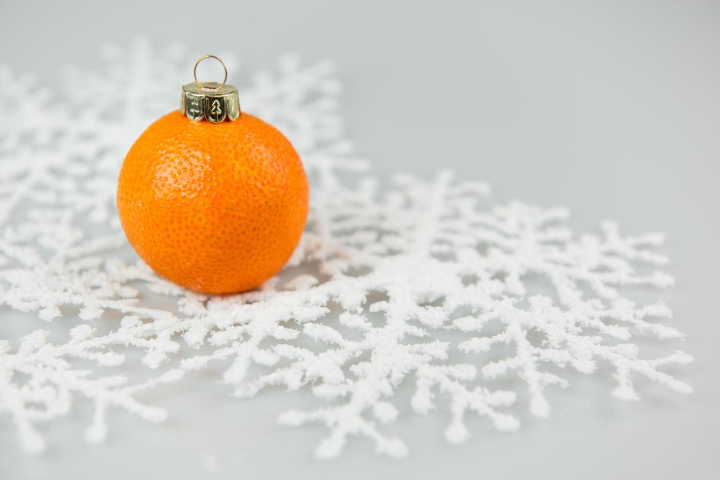 en tangerinstruntsak på en snöflinga foto