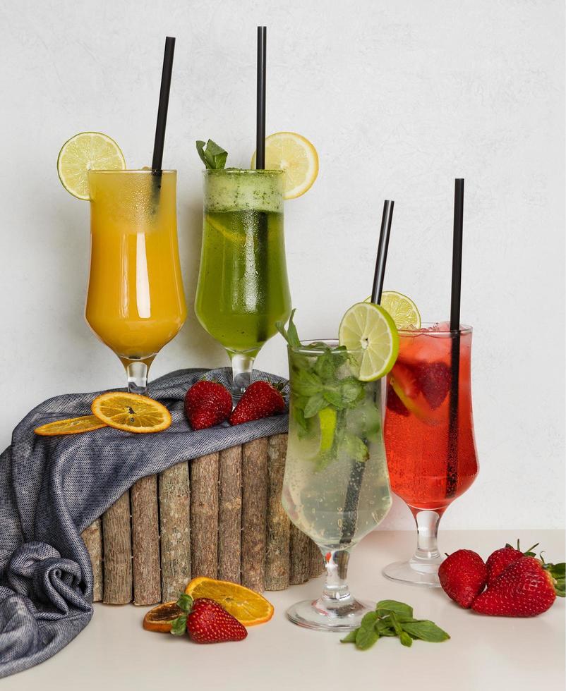 fruktjuicecocktailar på en trästubbe foto