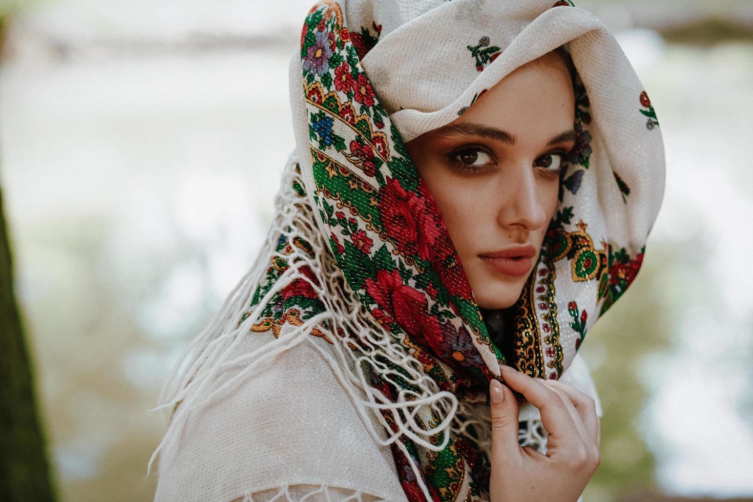 porträtt av en vacker flicka i en ukrainsk broderad klänning foto