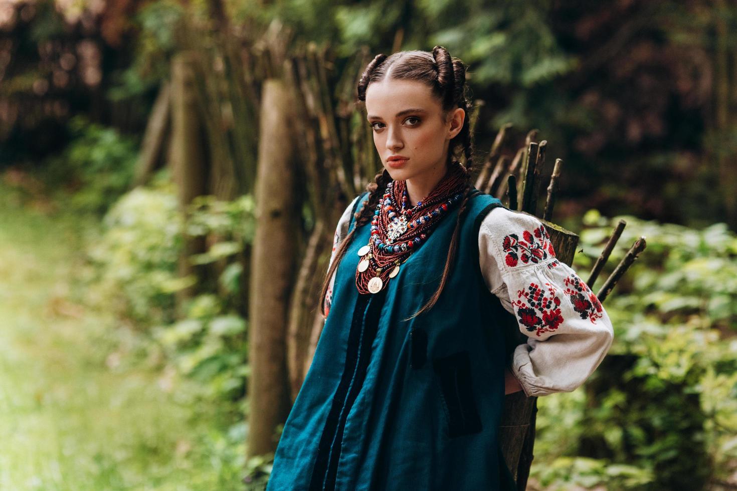 vacker flicka i ukrainsk traditionell klänning foto