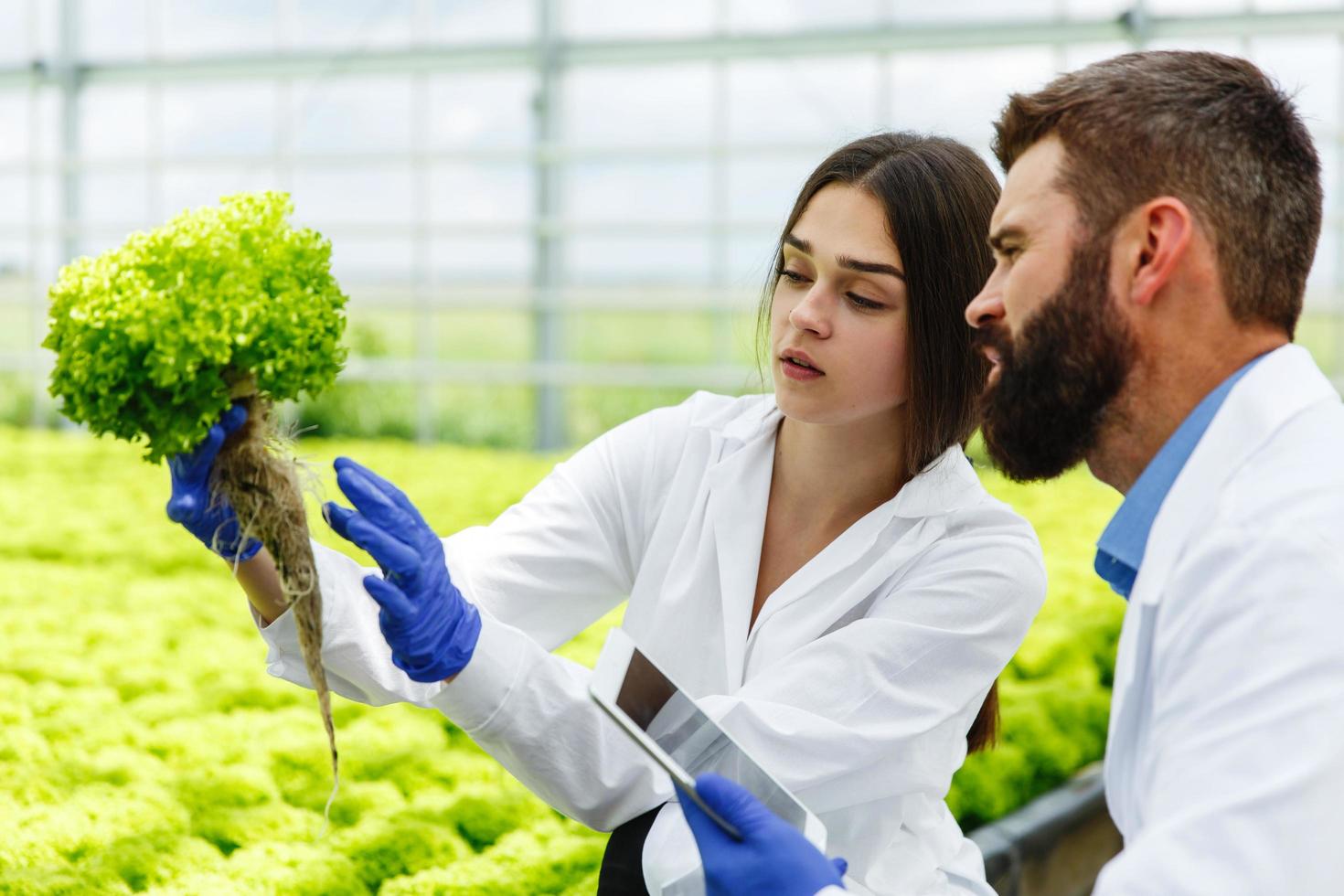 kvinna och man i laboratoriekläder foto