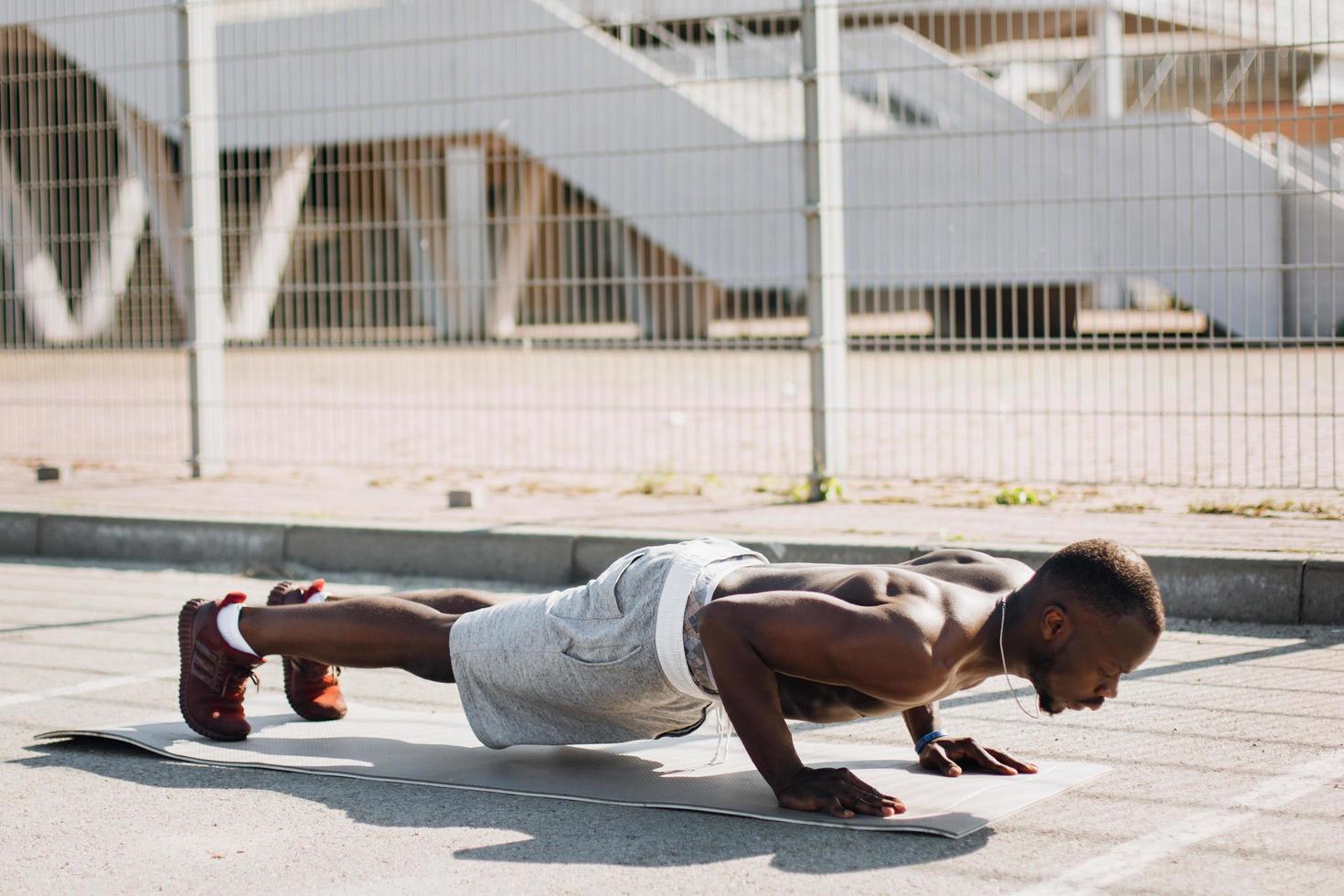 man gör push ups foto