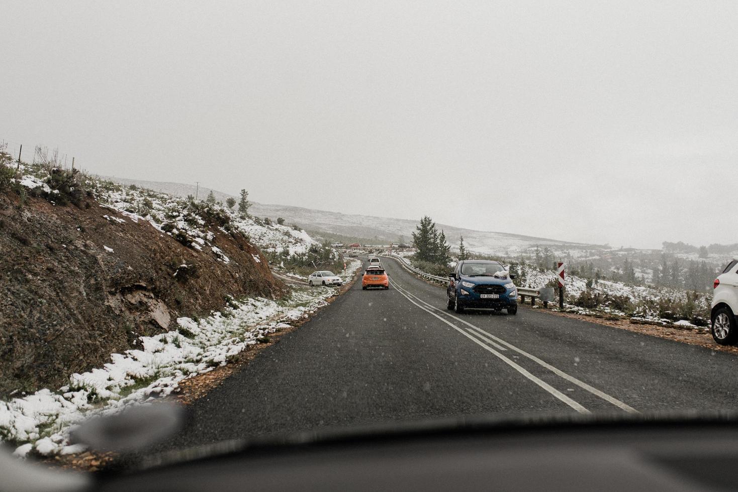 Kapstaden, Sydafrika, 2020 - bilar på motorvägen medan snön faller foto