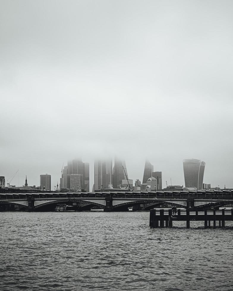 london skyline i dimman foto