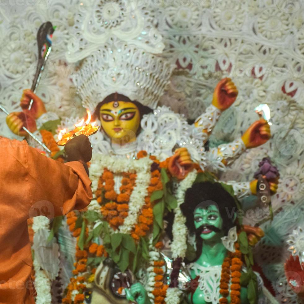 gudinnan durga med traditionell look i närbild vid en durga puja i södra Kolkata, durga puja idol, en största hinduiska navratri-festival i Indien foto