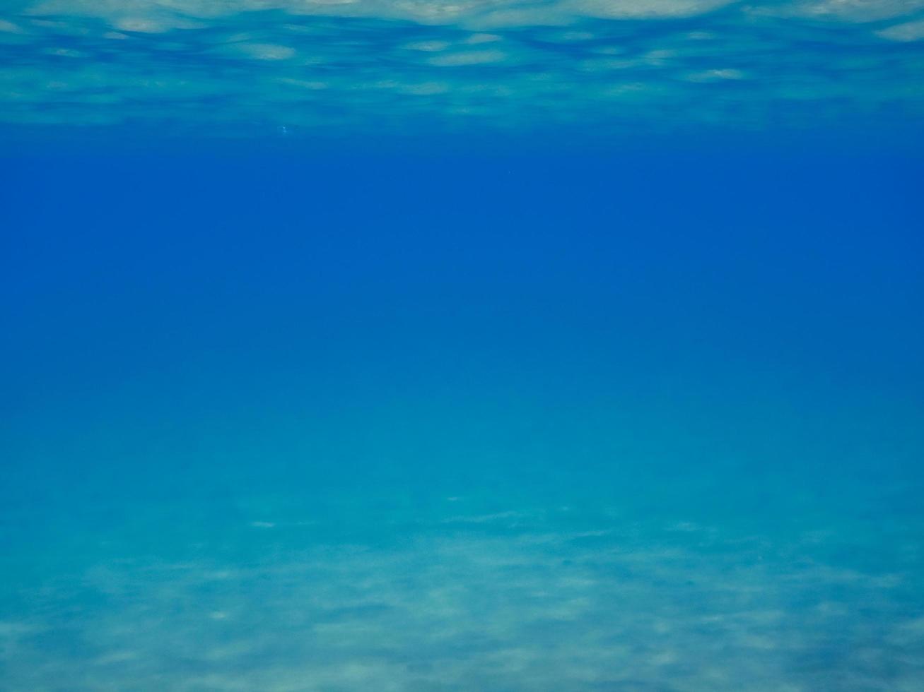 se in i de djup blå med mjuk vågor och reflektioner foto