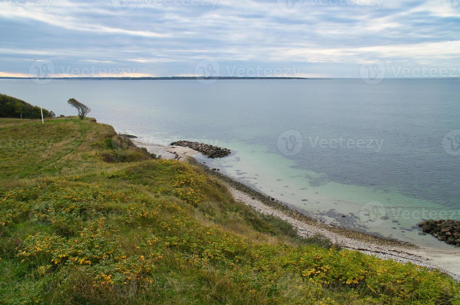 hundested, Danmark på de klippa utsikt de hav. baltic hav kust, gräs- foto