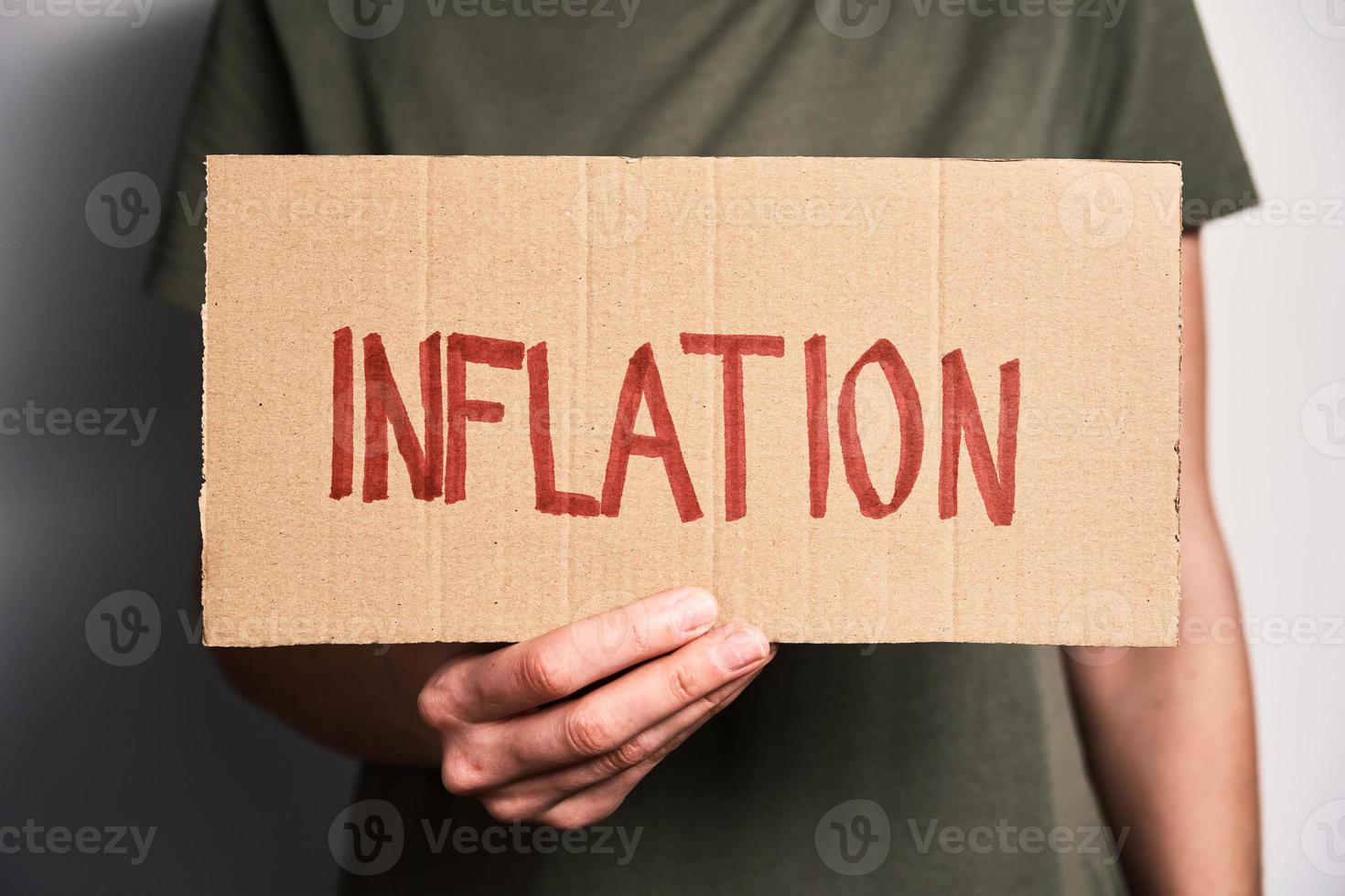 värld inflation begrepp. kvinna håll ark med ord inflation foto