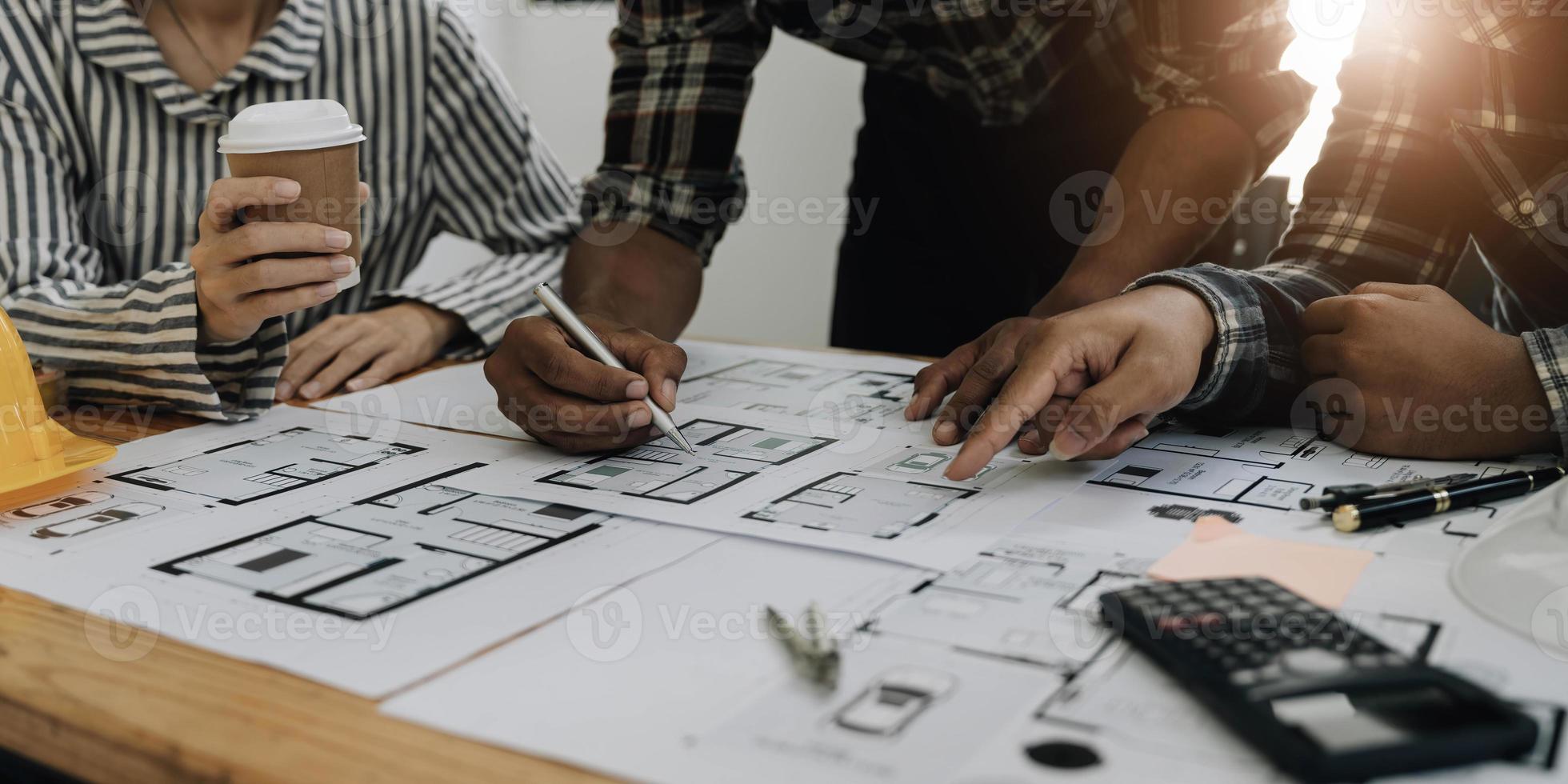 ingenjörsgruppsmöte, ritningsarbete på ritningsmöte för projektarbete med partner på modellbyggande och tekniska verktyg i arbetsplats, konstruktion och strukturkoncept. foto
