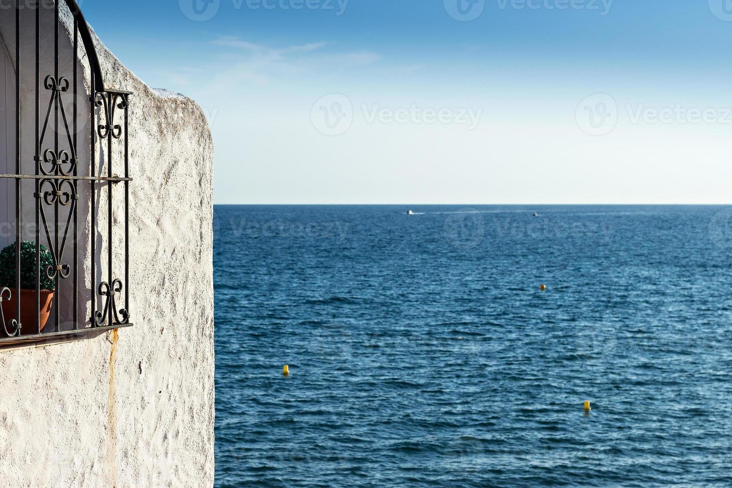 fönster med kastruller och dekorerad järn staket utsikt de hav. horisontell bild. foto