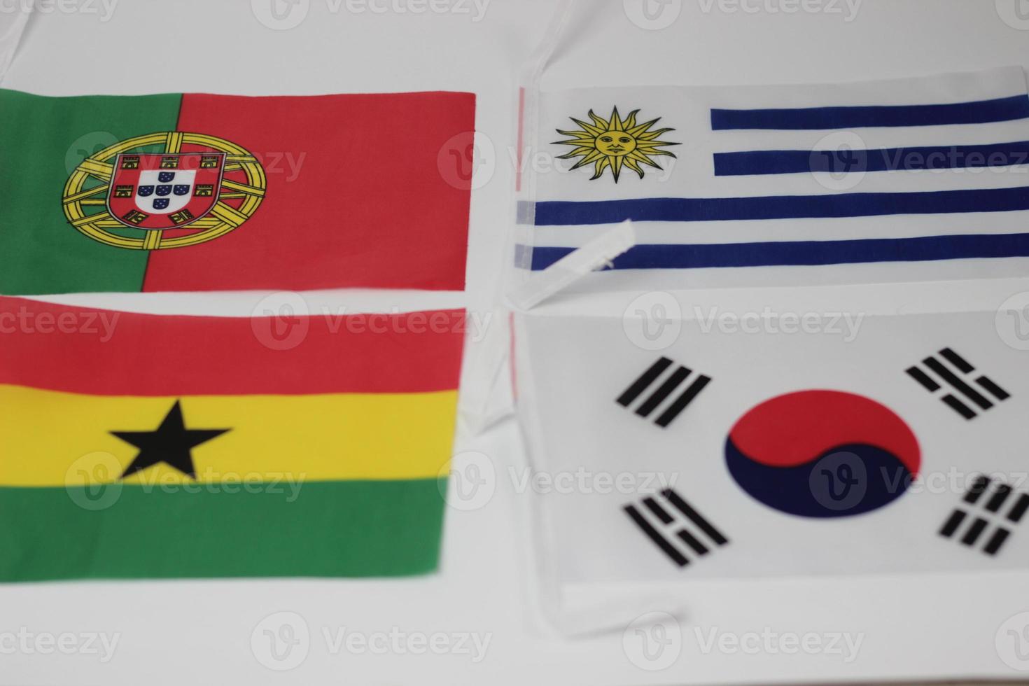 läder fotboll boll med internationell team flaggor av de deltar länder i de mästerskap turnering isolerat på vit bakgrund. fotboll Utrustning konkurrenskraftig spel. värld kopp begrepp. foto