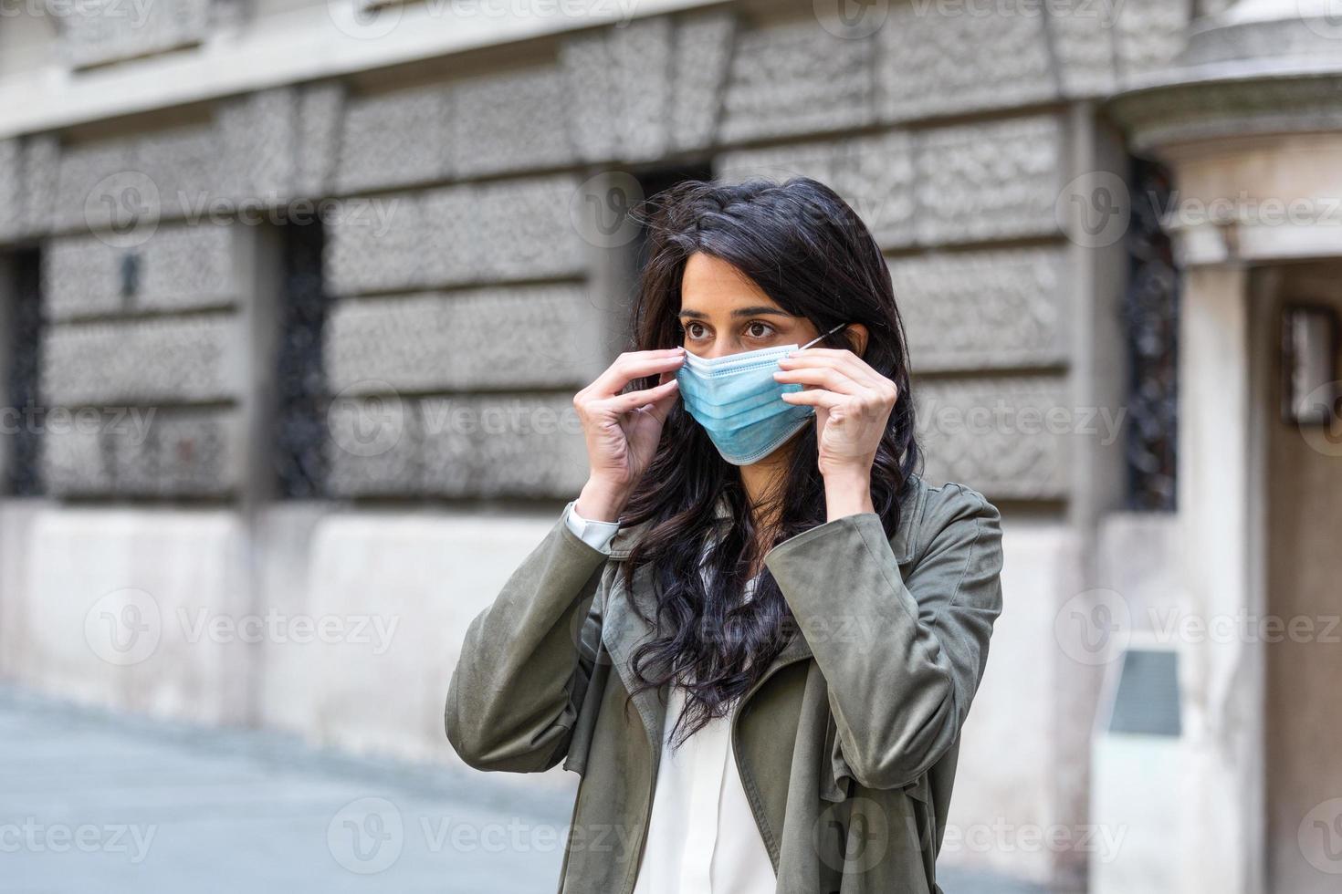 flicka i respiratorisk mask. kall, influensa, virus, halsfluss, respiratorisk sjukdom, karantän, epidemi begrepp. ung kvinna på de gata bär ansikte skyddande mask till förhindra coronavirus och mot smog foto