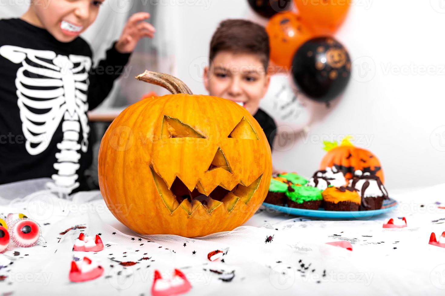 Lycklig halloween de pumpa domkraft o' lykta halloween pumpa med ristade leende för familj Semester på Hem foto