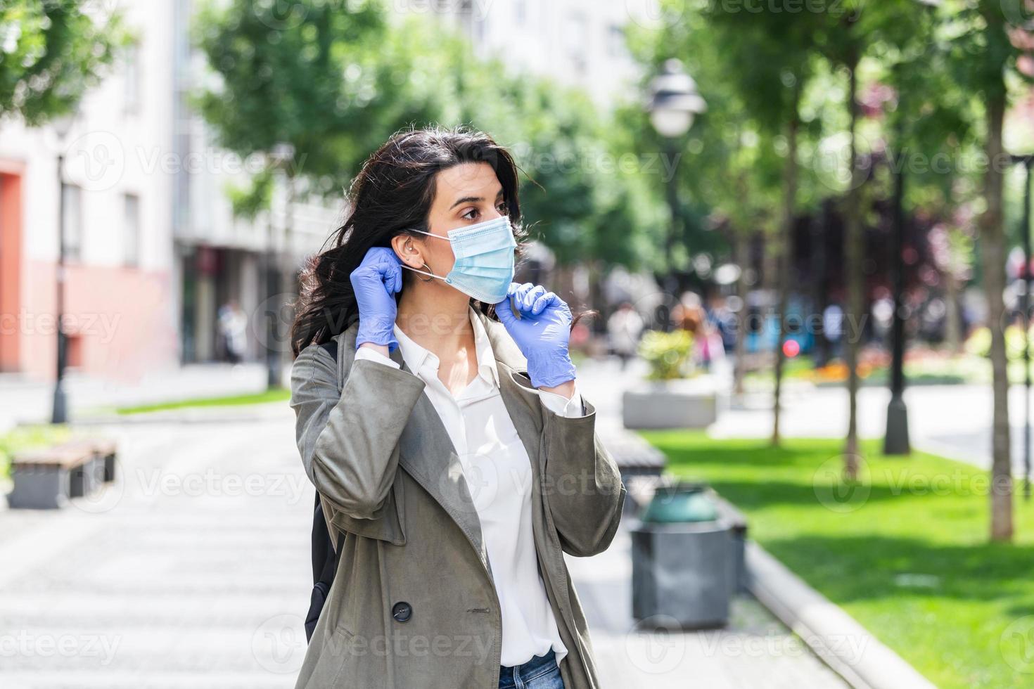 flicka i respiratorisk mask. kall, influensa, virus, halsfluss, respiratorisk sjukdom, karantän, epidemi begrepp. ung kvinna på de gata bär ansikte skyddande mask till förhindra coronavirus och mot smog foto