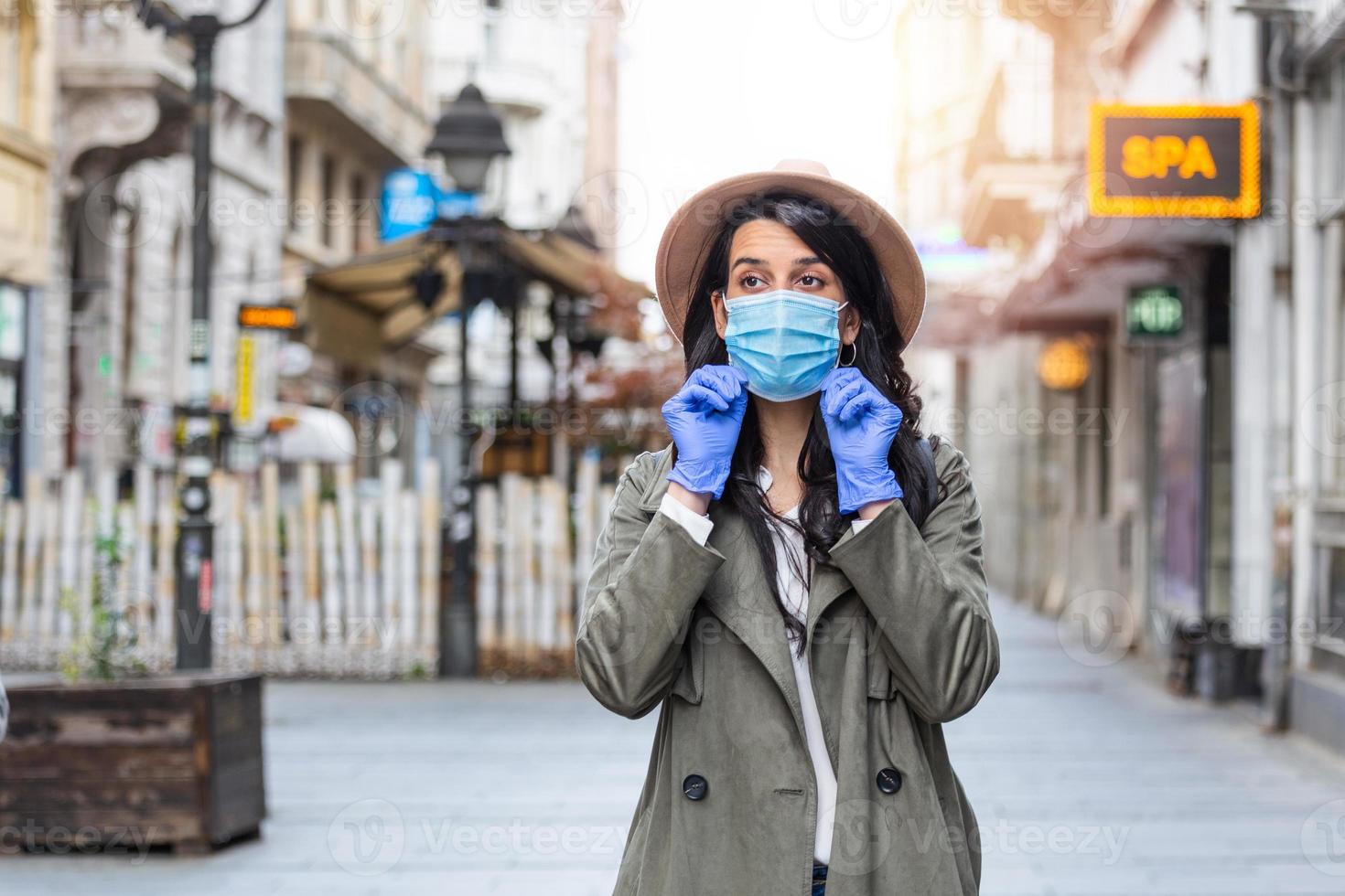 flicka i respiratorisk mask. kall, influensa, virus, halsfluss, respiratorisk sjukdom, karantän, epidemi begrepp. ung kvinna på de gata bär ansikte skyddande mask till förhindra coronavirus och mot smog foto