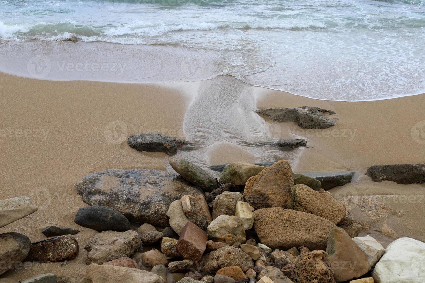 stenar på de Strand av de medelhavs hav. foto