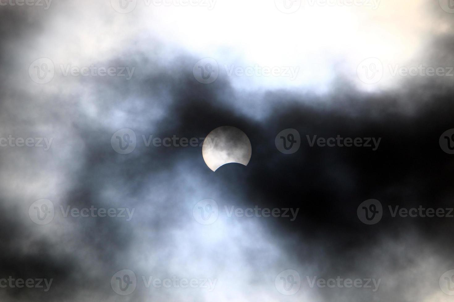 sol- förmörkelse - de måne delvis block de Sol från ett observatör på jorden. foto