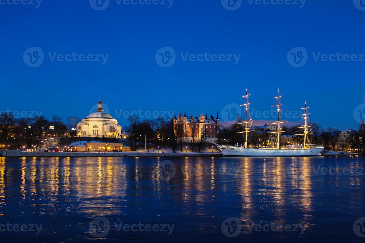 en natt se av stockholm hamn, med en fartyg foto