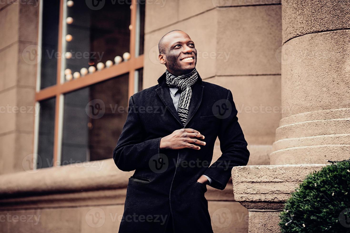 porträtt av leende ung afrikansk amerikan man foto