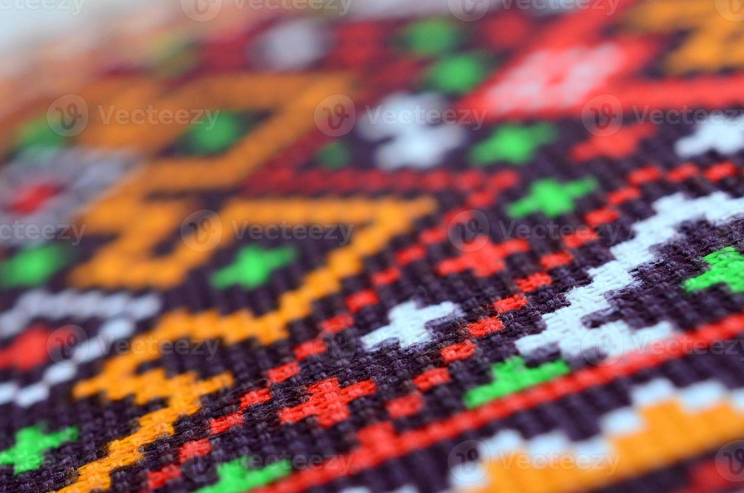 traditionell ukrainska folk konst stickat broderi mönster på textil- tyg foto