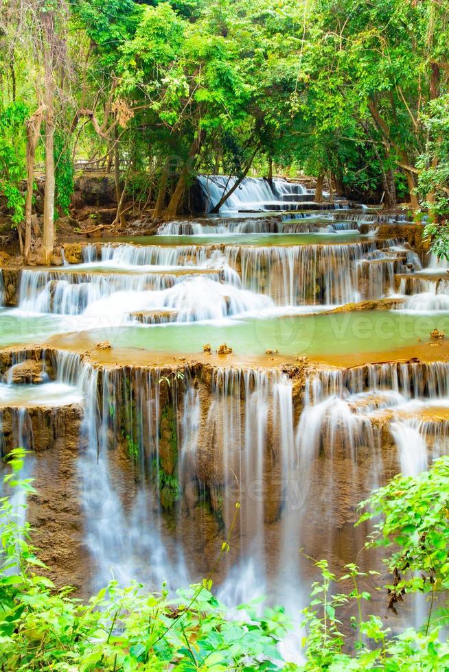 Fantastisk färgrik vattenfall i nationell parkera skog under vår, vackert djup skog i thailand, teknik lång exponering, under semester och koppla av tid. foto