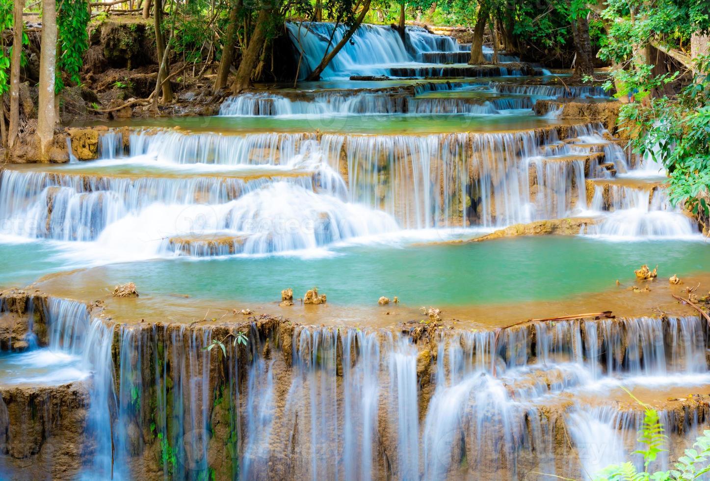 Fantastisk färgrik vattenfall i nationell parkera skog under vår, vackert djup skog i thailand, teknik lång exponering, under semester och koppla av tid. foto