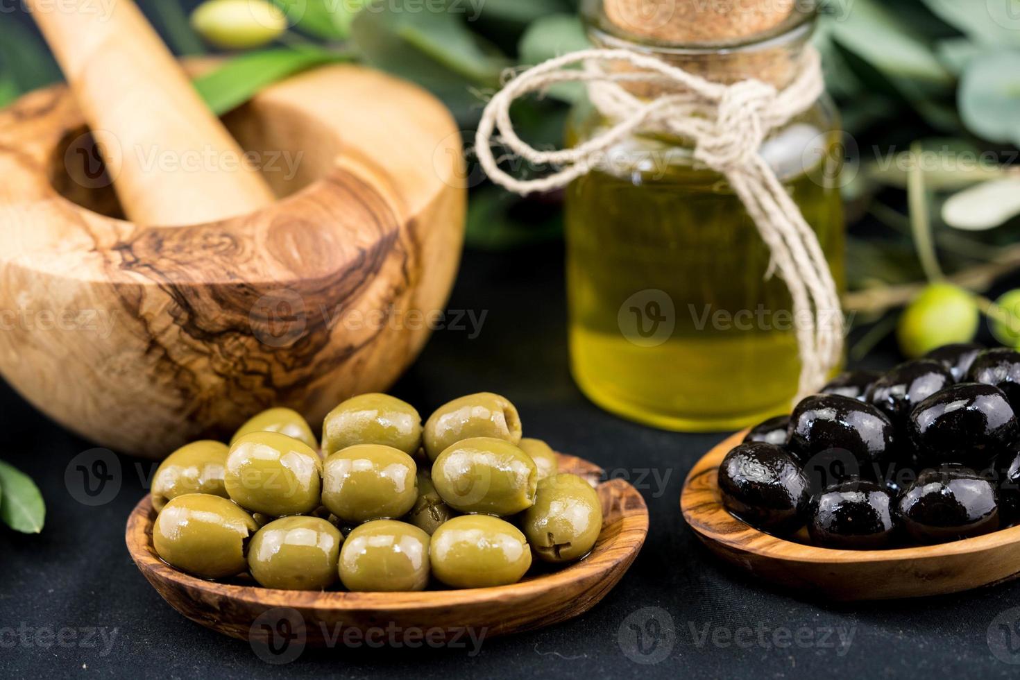 kall nedtryckt extra jungfrulig oliv olja foto