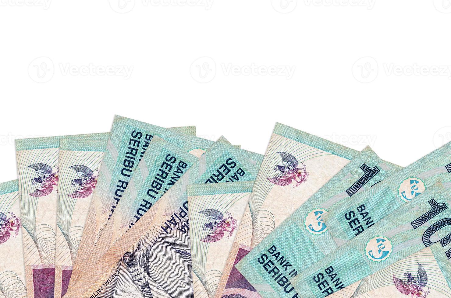 1000 indonesiska rupiah räkningar lögner på botten sida av skärm isolerat på vit bakgrund med kopia Plats. bakgrund baner mall foto