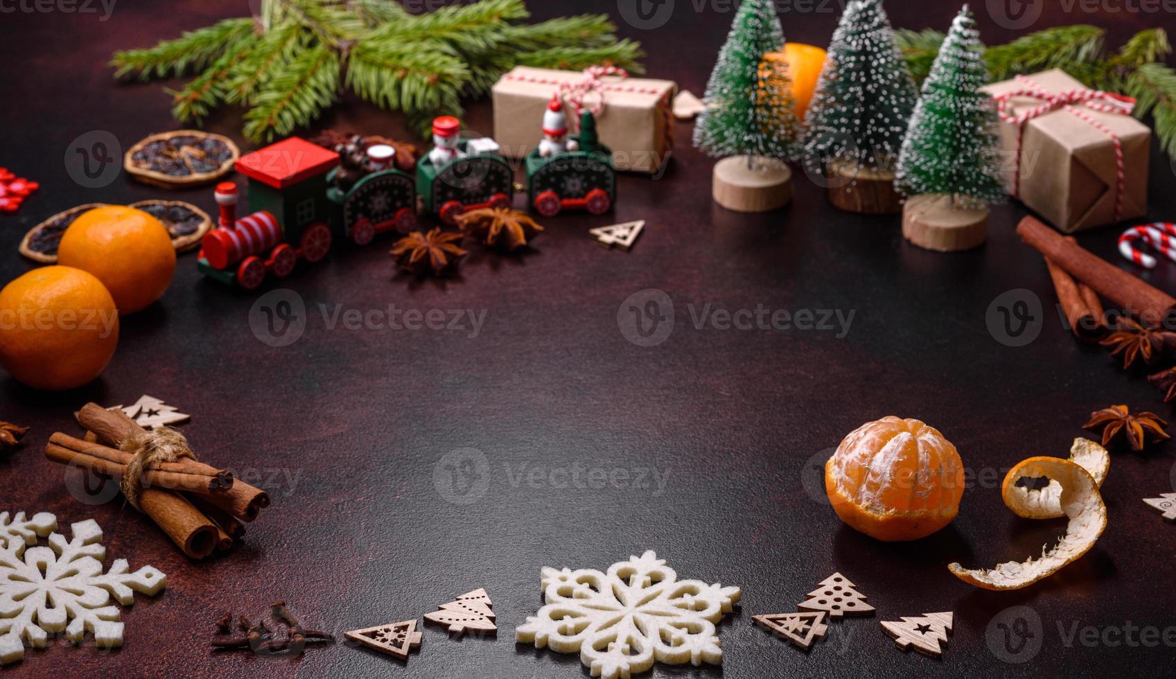 jul paj stollen med marsipan, bär och nötter på en mörk betong bakgrund foto