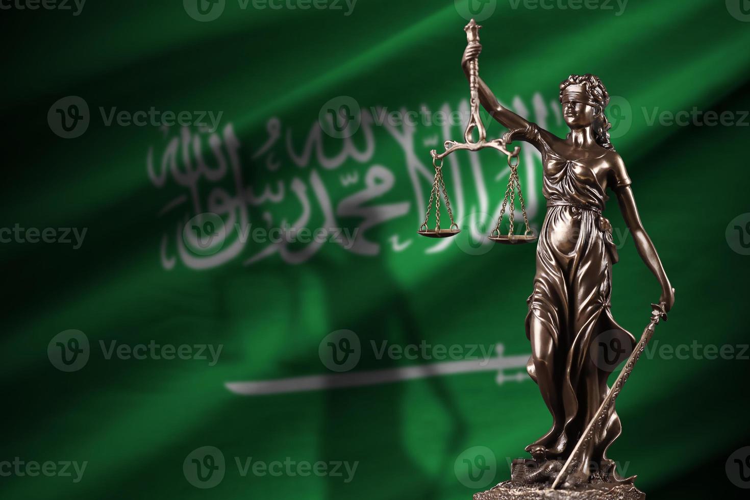 saudi arabien flagga med staty av lady rättvisa och rättslig skalor i mörk rum. begrepp av dom och bestraffning foto