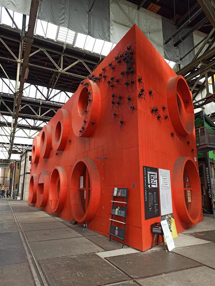 amsterdam, de Nederländerna, 2022 - detalj från ndsm kulturell Centrum i amsterdam, de nederländerna. detta före detta varv existerade fram tills 1984 och sedan bli ett kulturell hotspot. foto