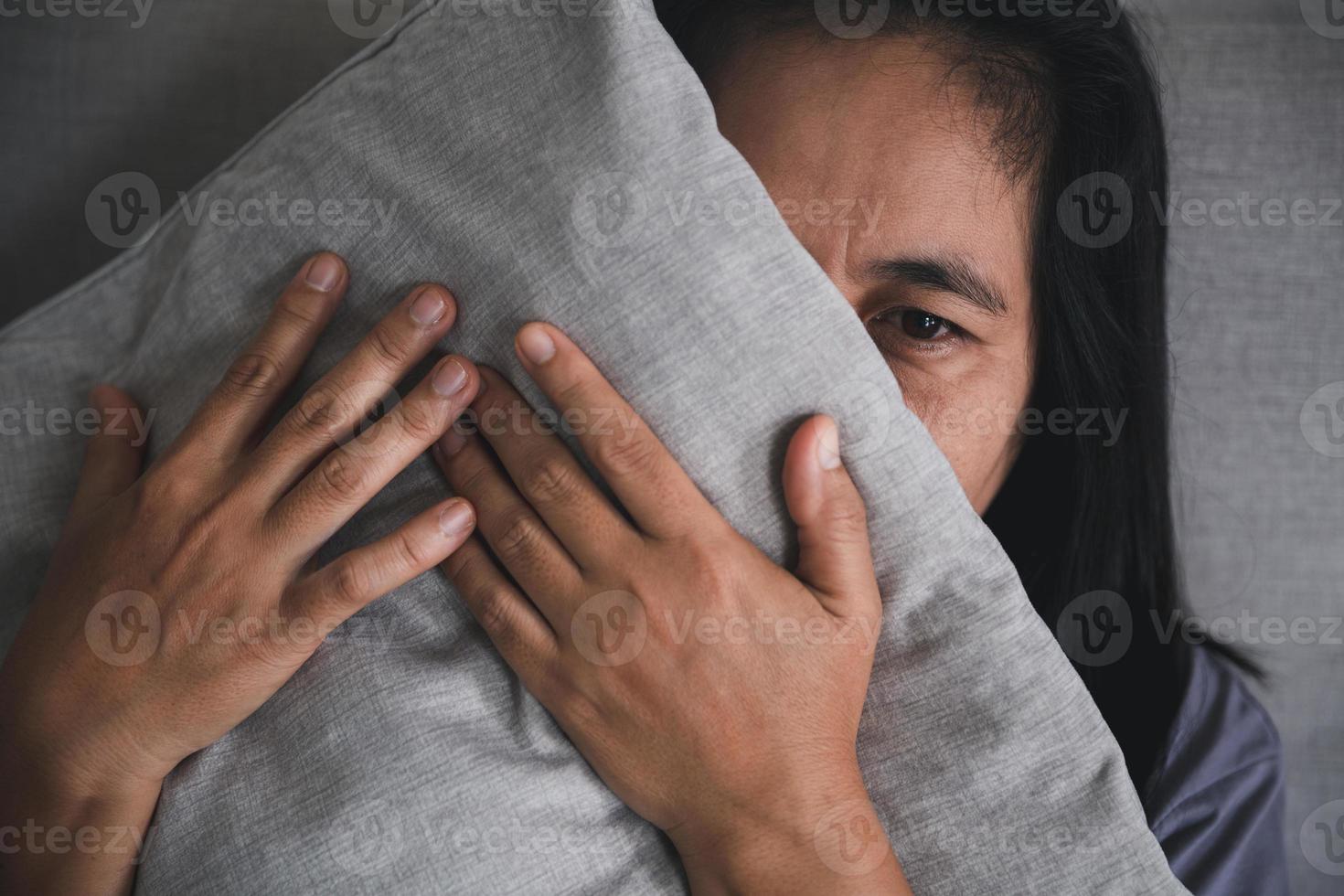 schizofreni med ensam och ledsen i mental hälsa depression begrepp. deprimerad kvinna Sammanträde mot på de soffa på Hem med mörk rum känsla eländig. kvinnor är deprimerad, rädd och olycklig. foto