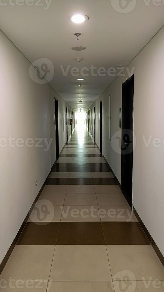 lång korridor av en lägenhet byggnad. foto