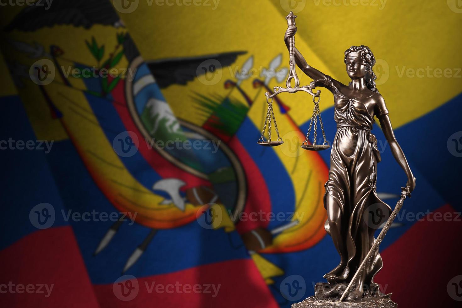 ecuador flagga med staty av lady rättvisa och rättslig skalor i mörk rum. begrepp av dom och bestraffning foto