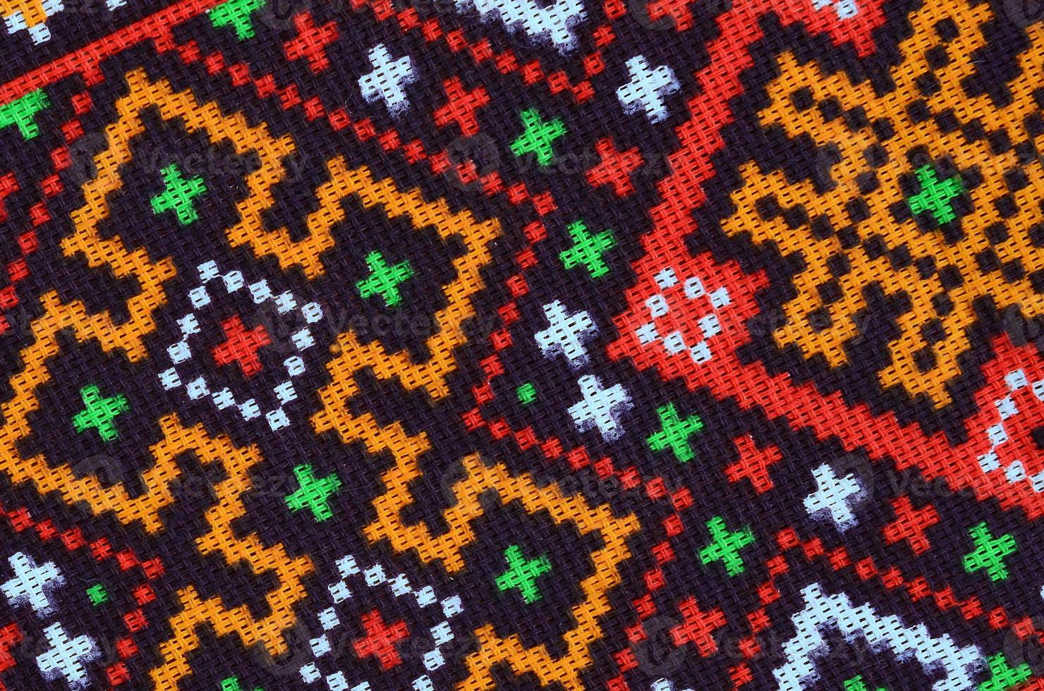 traditionell ukrainska folk konst stickat broderi mönster på textil- tyg foto