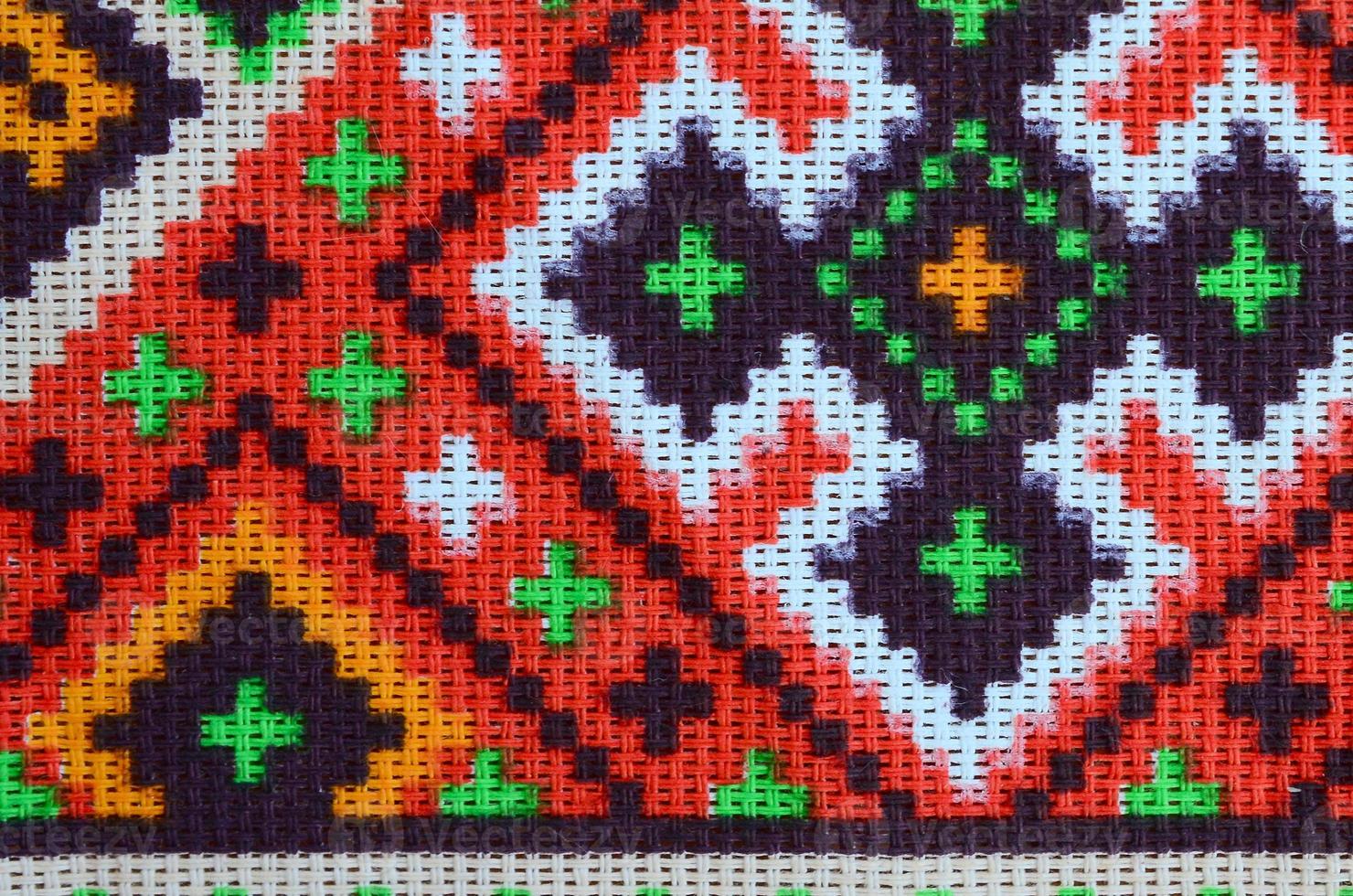 traditionell ukrainska folk konst stickat broderi mönster på textil- tyg foto