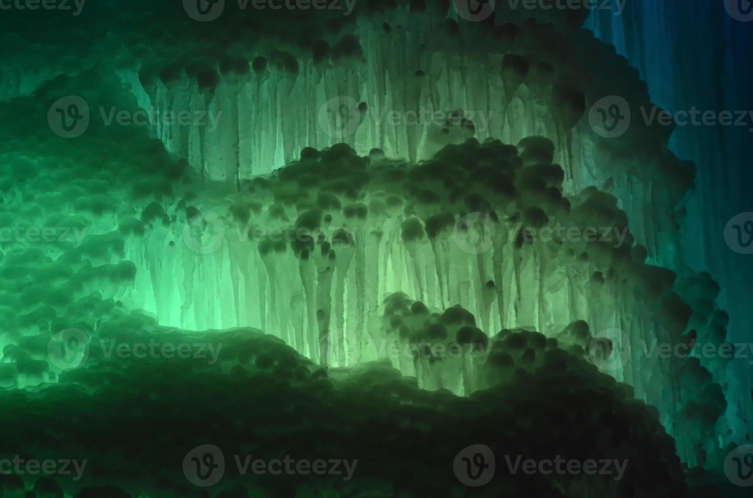 stor block av is frysta vattenfall eller grotta bakgrund foto